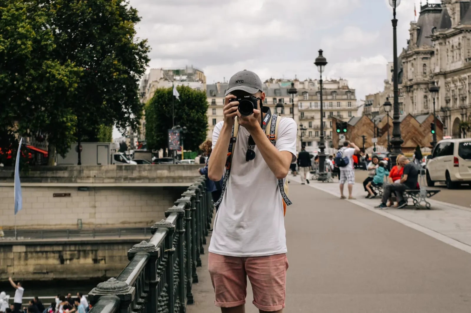 Um fotógrafo numa ponte em Paris