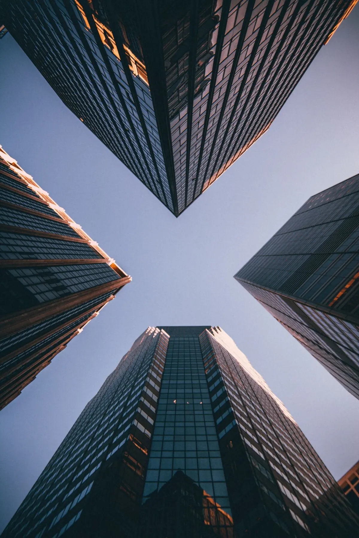 Prédios comerciais vistos de baixo